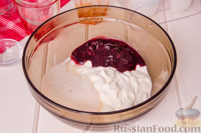 Фото приготовления рецепта: Замороженный ягодный греческий йогурт - шаг №5