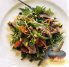 Фото к рецепту: Салат с утиным мясом, мандаринами и фисташками