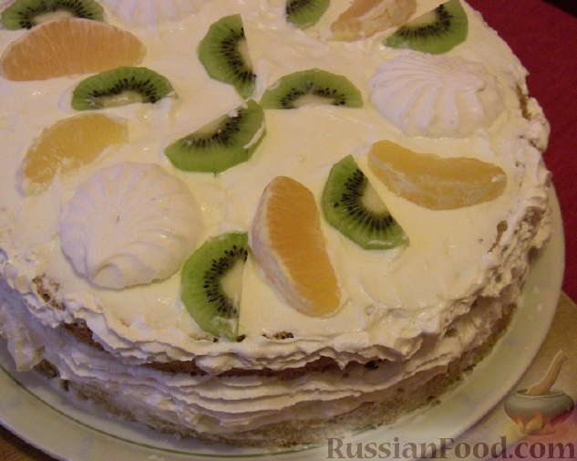 Фото приготовления рецепта: Бисквитный торт с зефиром и фруктами - шаг №5