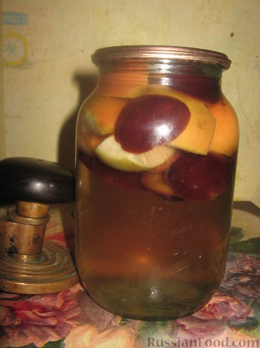 Фото приготовления рецепта: Компот из слив и яблок на зиму - шаг №3