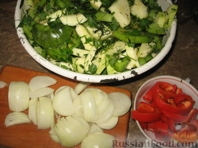 Фото приготовления рецепта: Салат из зеленых помидоров и кабачков - шаг №3