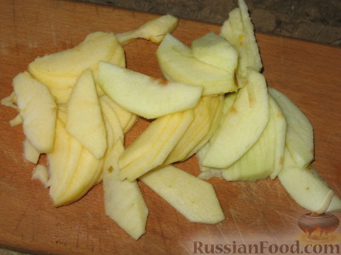 Фото приготовления рецепта: Овощной суп с кислыми яблоками - шаг №4