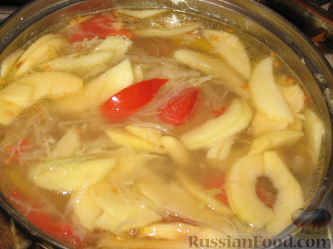 Фото приготовления рецепта: Овощной суп с кислыми яблоками - шаг №5