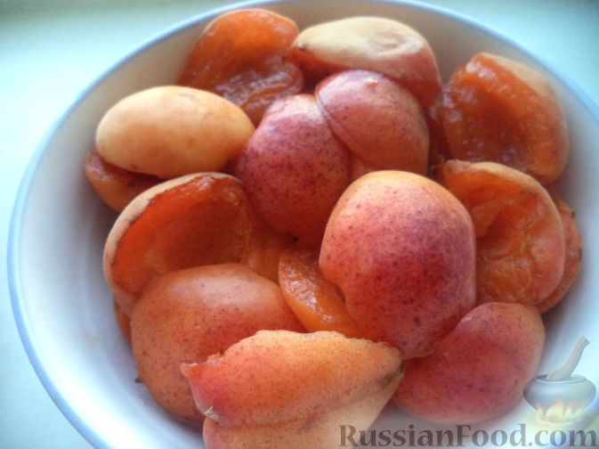 Фото приготовления рецепта: Творожный пирог с абрикосами - шаг №7