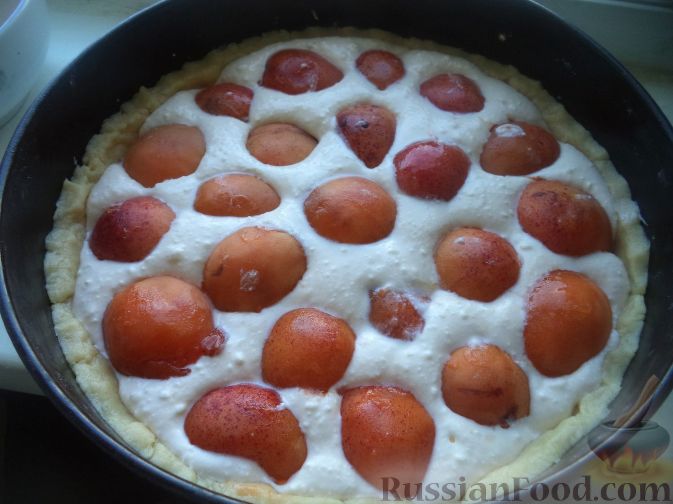 Фото приготовления рецепта: Творожный пирог с абрикосами - шаг №10