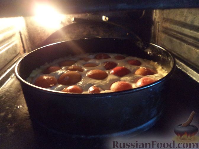 Фото приготовления рецепта: Творожный пирог с абрикосами - шаг №11