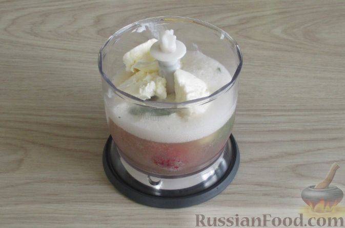 Фото приготовления рецепта: Коктейль из мороженого, с шампанским и клубникой - шаг №5