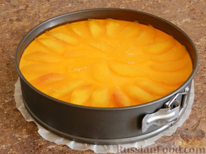 Фото приготовления рецепта: Торт-суфле с персиками - шаг №17