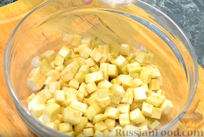 Фото приготовления рецепта: Салат из баклажанов - шаг №2