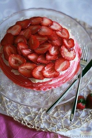 Фото к рецепту: Блинный торт с клубникой