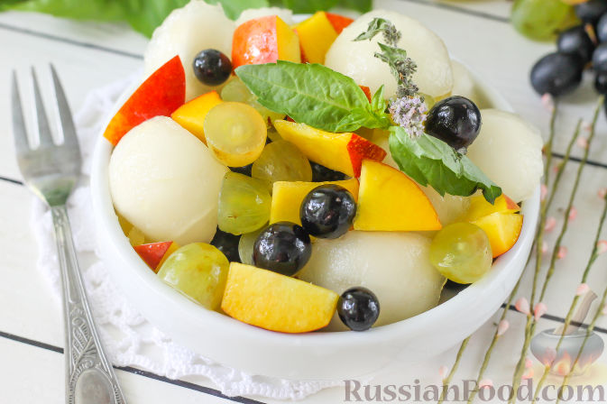 Фото к рецепту: Салат с дыней, виноградом, персиками и мёдом