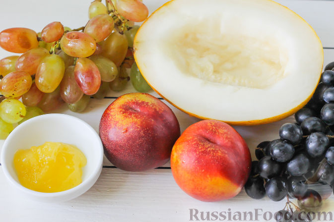 Фото приготовления рецепта: Салат с дыней, виноградом, персиками и мёдом - шаг №1
