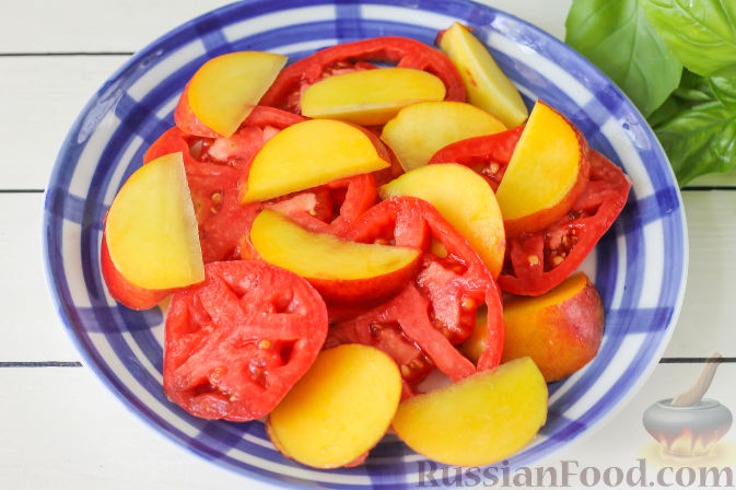 Фото приготовления рецепта: Салат из персиков, помидоров и мягкого сыра, с базиликом - шаг №3