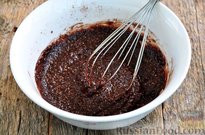 Фото приготовления рецепта: Шоколадный пирог с ежевикой - шаг №4