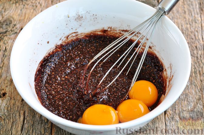 Фото приготовления рецепта: Шоколадный пирог с ежевикой - шаг №5