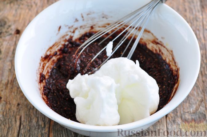 Фото приготовления рецепта: Шоколадный пирог с ежевикой - шаг №7