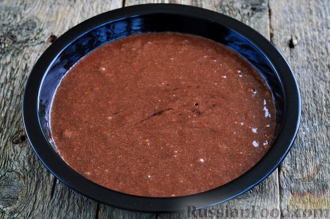 Фото приготовления рецепта: Шоколадный пирог с ежевикой - шаг №10