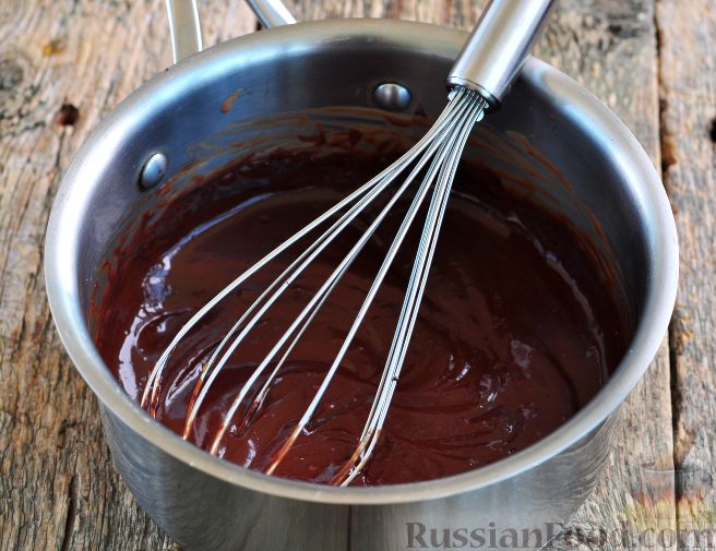 Фото приготовления рецепта: Шоколадный пирог с ежевикой - шаг №13