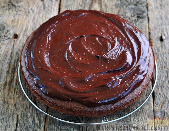 Фото приготовления рецепта: Шоколадный пирог с ежевикой - шаг №16