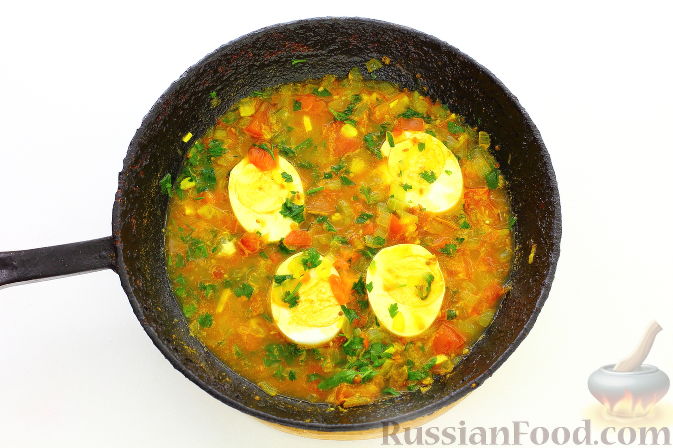 Фото приготовления рецепта: Яйца в томатном соусе - шаг №10