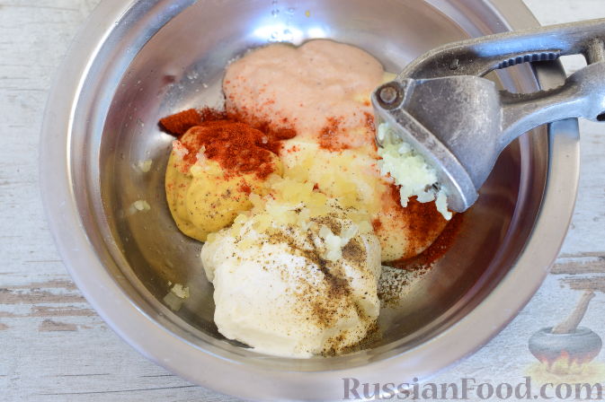 Фото приготовления рецепта: Курица в пикантном маринаде с хреном, запеченная в рукаве - шаг №4