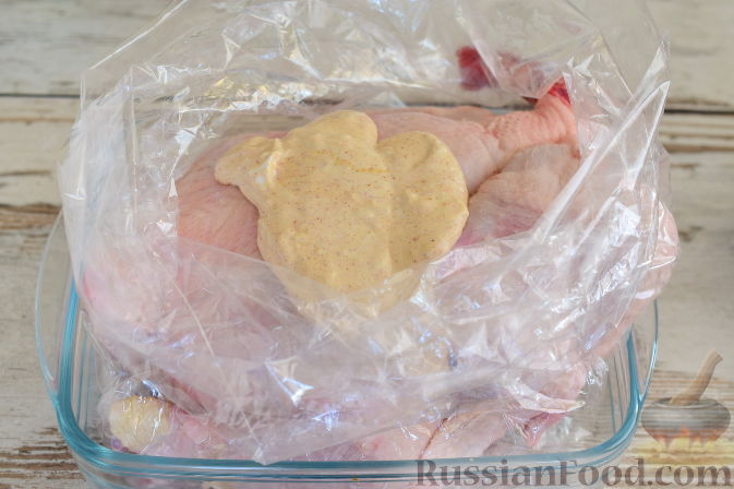 Фото приготовления рецепта: Курица в пикантном маринаде с хреном, запеченная в рукаве - шаг №7