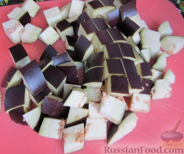 Фото приготовления рецепта: Салат с баклажанами, помидорами и яйцами - шаг №2