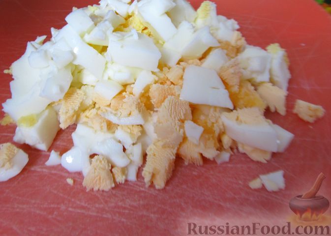 Фото приготовления рецепта: Салат с баклажанами, помидорами и яйцами - шаг №8
