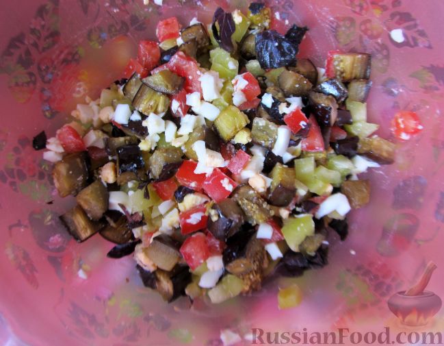 Фото приготовления рецепта: Салат с баклажанами, помидорами и яйцами - шаг №10