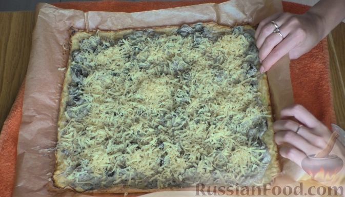 Фото приготовления рецепта: Кабачковый рулет с грибами и сыром - шаг №6