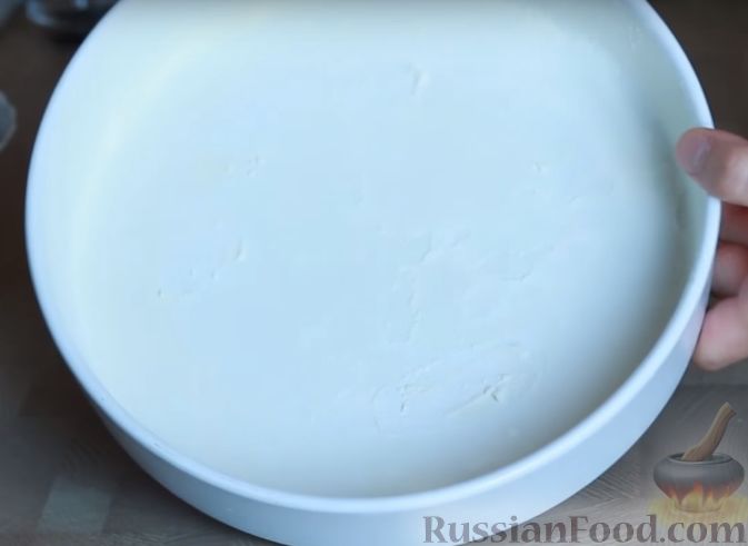 Фото приготовления рецепта: Бретонский пирог со сливами - шаг №2
