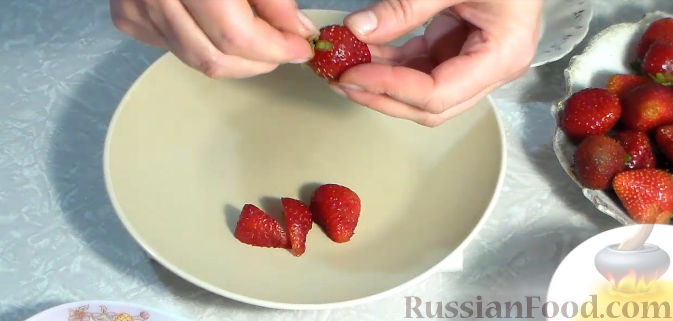 Фото приготовления рецепта: Желейный торт с ягодами - шаг №3