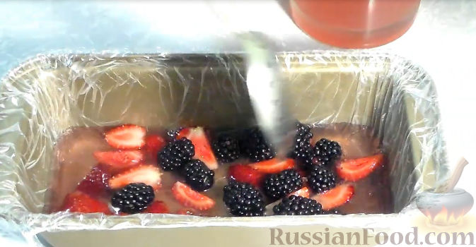 Фото приготовления рецепта: Желейный торт с ягодами - шаг №5