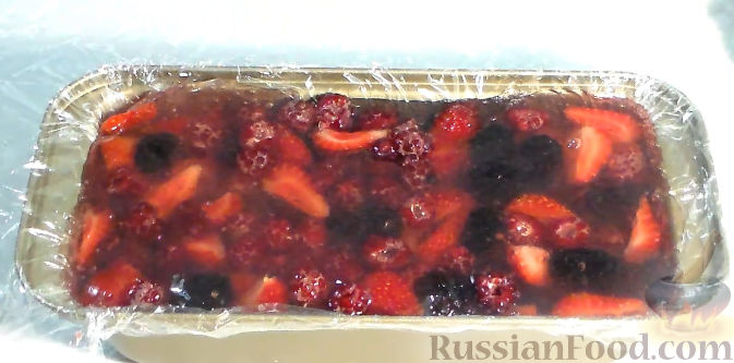 Фото приготовления рецепта: Желейный торт с ягодами - шаг №6