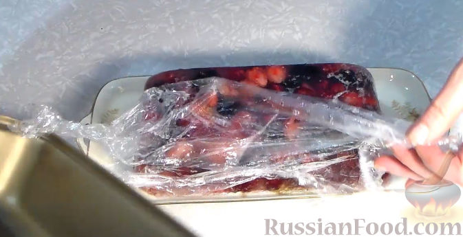 Фото приготовления рецепта: Желейный торт с ягодами - шаг №7