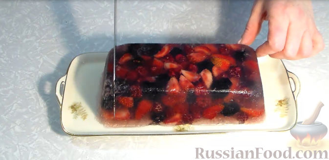 Фото приготовления рецепта: Желейный торт с ягодами - шаг №8