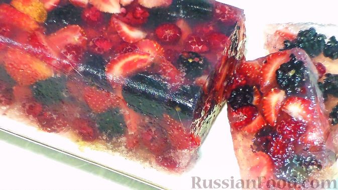 Фото к рецепту: Желейный торт с ягодами