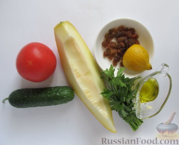Фото приготовления рецепта: Овощной салат с дыней и изюмом - шаг №1