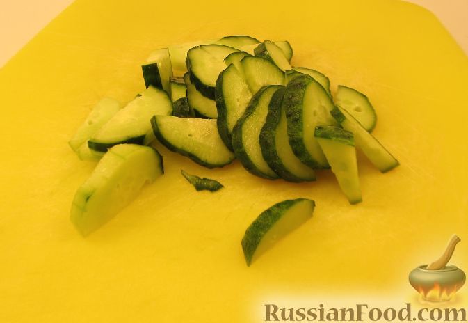 Фото приготовления рецепта: Овощной салат с дыней и изюмом - шаг №5