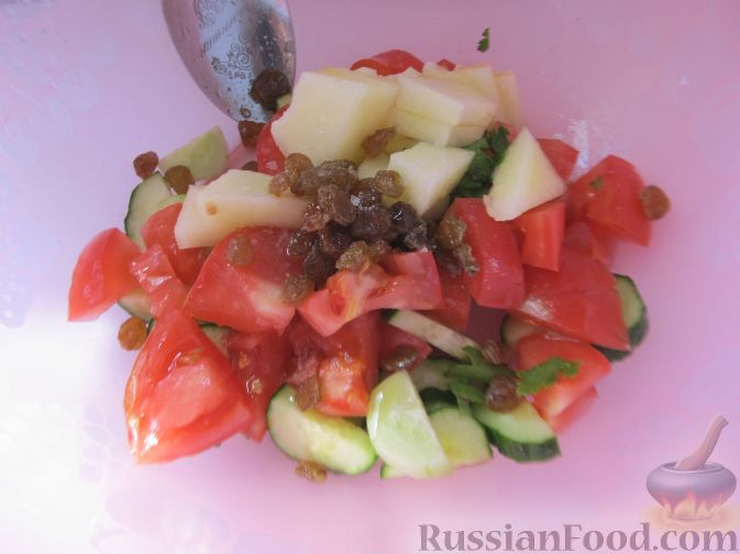 Фото приготовления рецепта: Овощной салат с дыней и изюмом - шаг №6