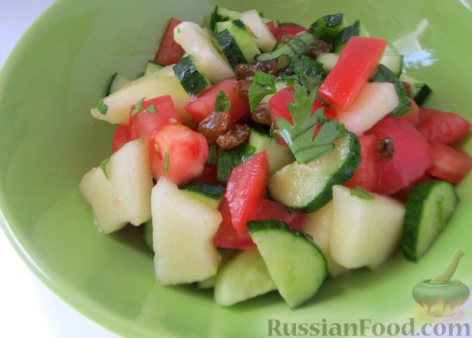 Фото приготовления рецепта: Овощной салат с дыней и изюмом - шаг №7