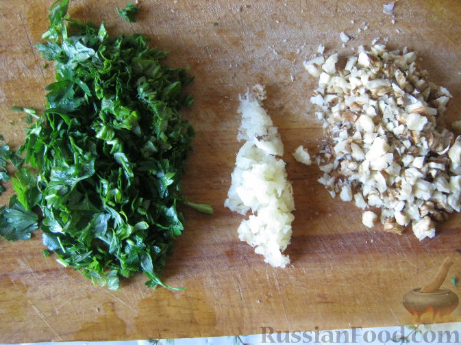 Фото приготовления рецепта: Кабачки с орехово-чесночной заправкой - шаг №3