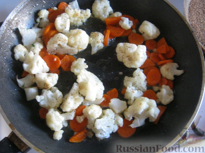 Фото приготовления рецепта: Цветная капуста и морковь, жаренные в сухарях - шаг №2