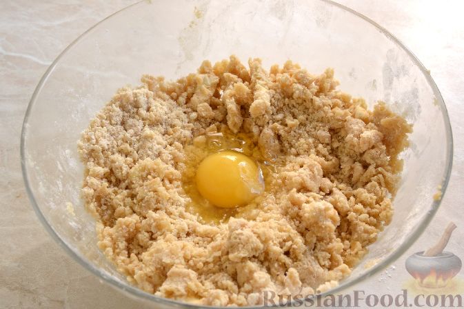 Фото приготовления рецепта: Песочный пирог с баклажанами, грибами и сыром - шаг №7