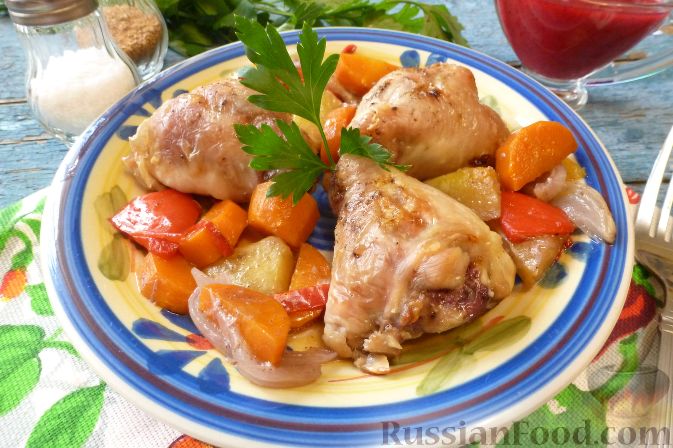 Фото к рецепту: Куриные голени, фаршированные брусникой с орехами