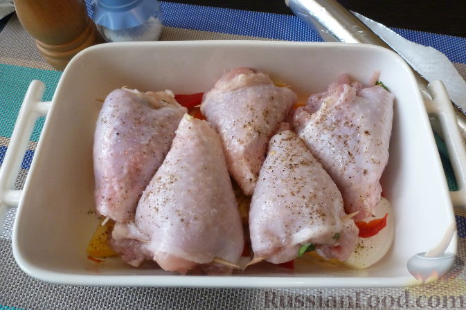 Фото приготовления рецепта: Куриные голени, фаршированные брусникой с орехами - шаг №11