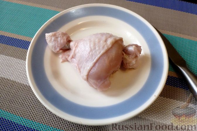 Фото приготовления рецепта: Куриные голени, фаршированные брусникой с орехами - шаг №5
