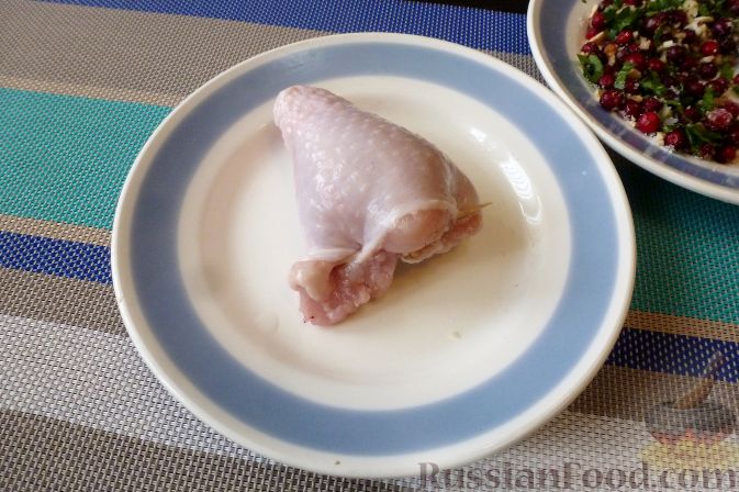 Фото приготовления рецепта: Куриные голени, фаршированные брусникой с орехами - шаг №8