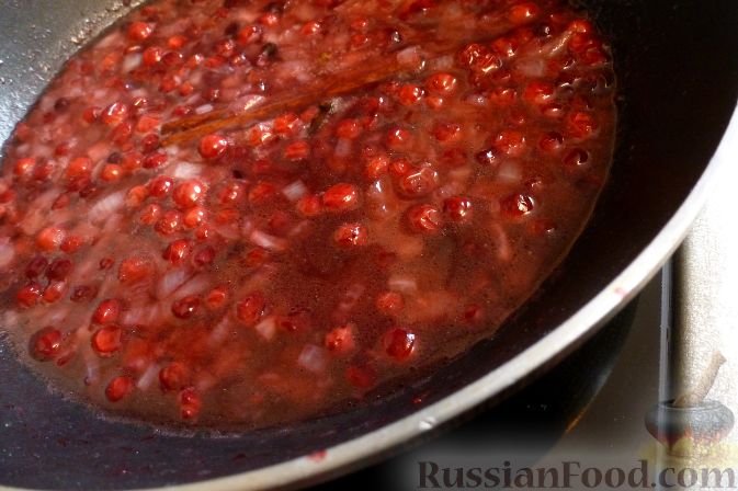 Фото приготовления рецепта: Брусничный кисло-сладкий соус - шаг №6