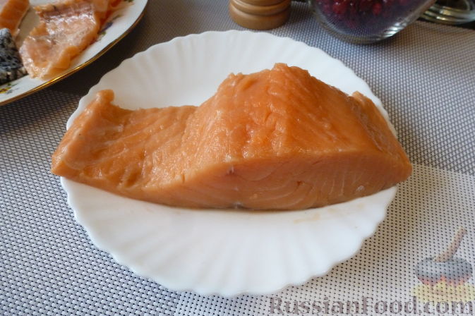 Фото приготовления рецепта: Красная рыба, засоленная с брусникой и можжевельником - шаг №2